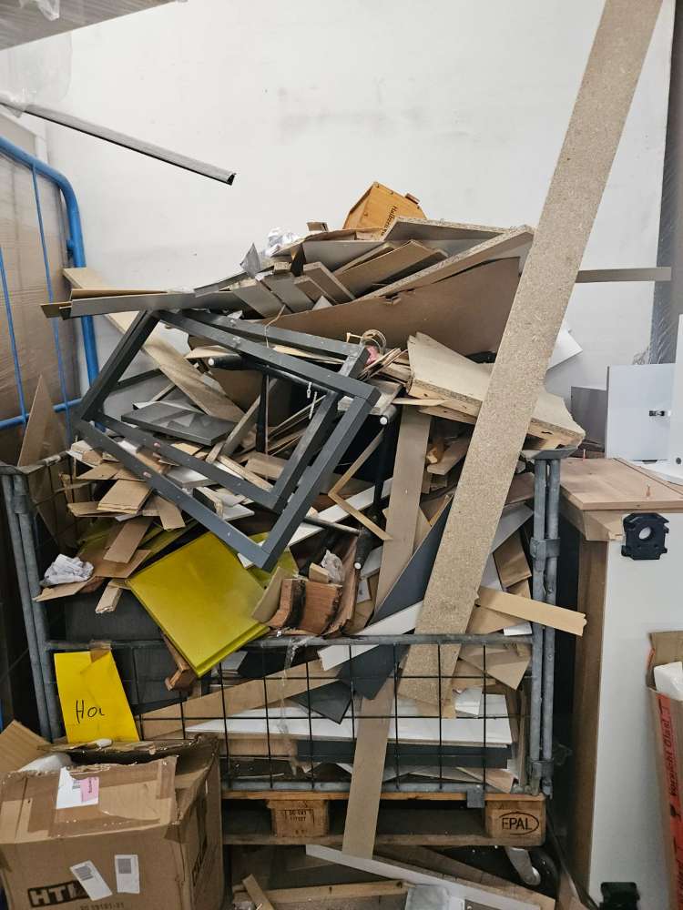 Holzreste Brennholz zu verschenken
