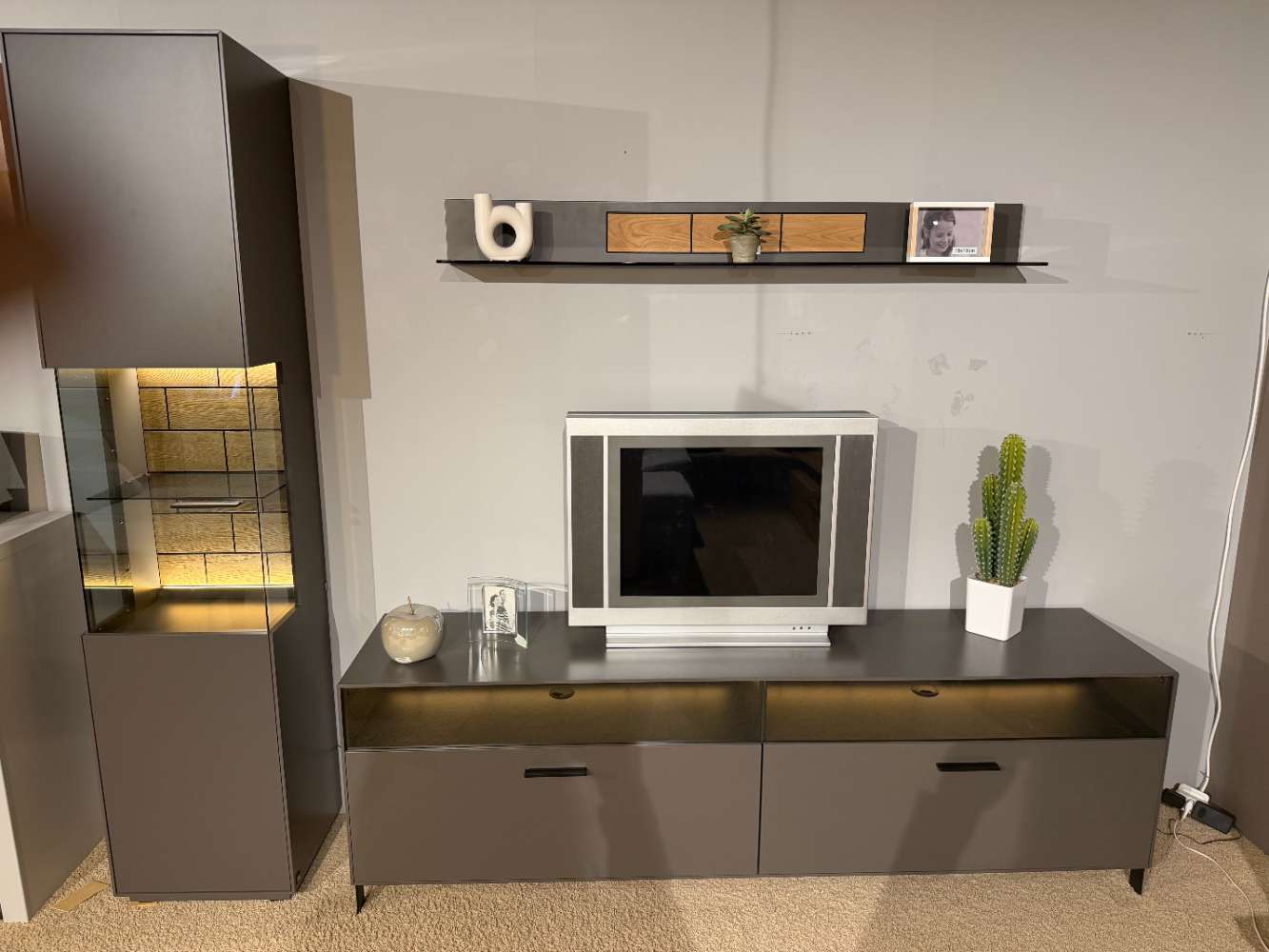 moderne Wohnwand Grau lackiert mit LED