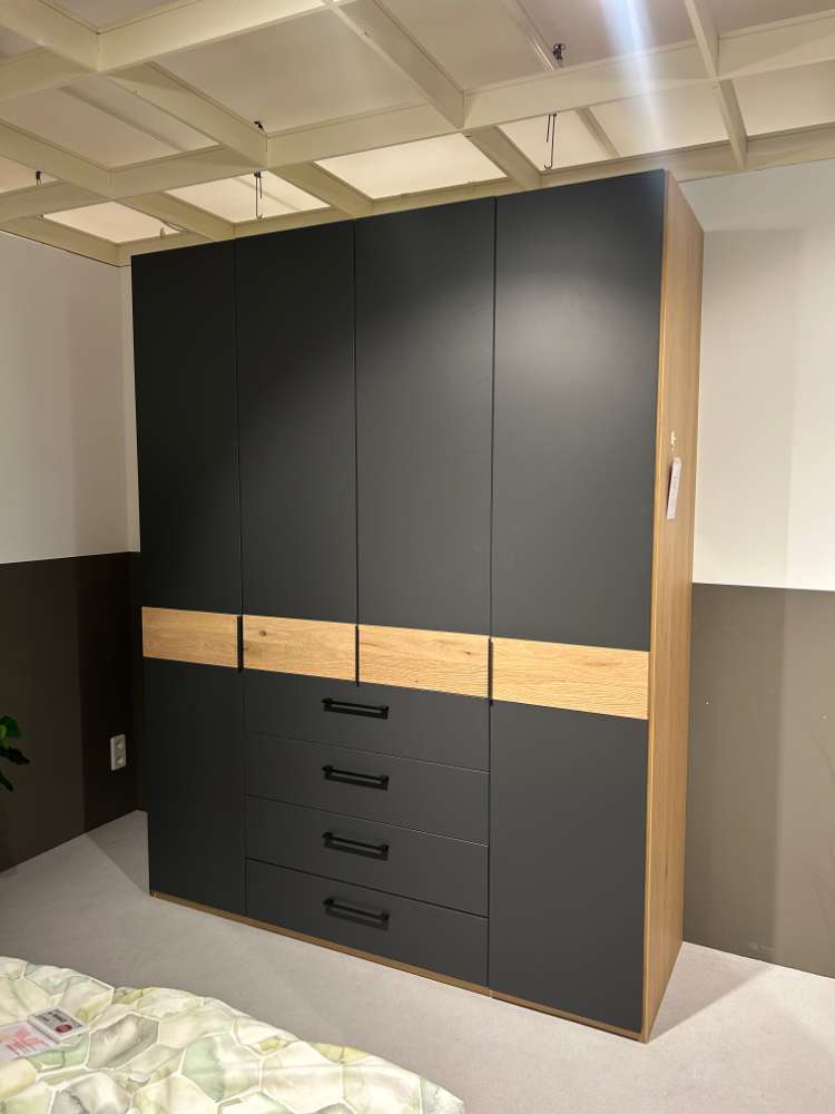 Drehtürenschrank