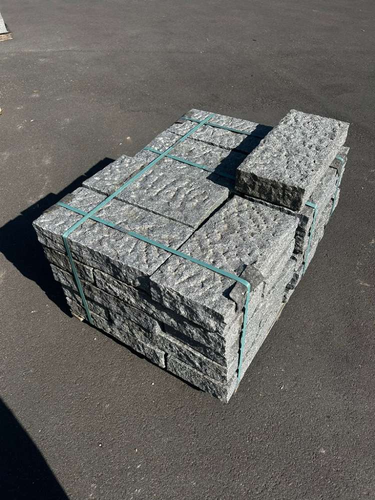 Granit Stele 10x25x50 cm