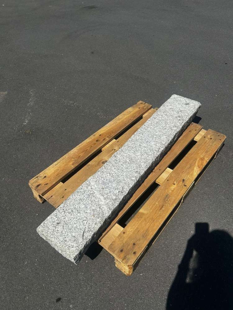 Granit Stele 10x25x150 cm