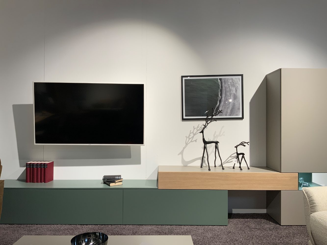 Wohnwand asymmetrisch grün taupe eiche natur TV COntur Loretto