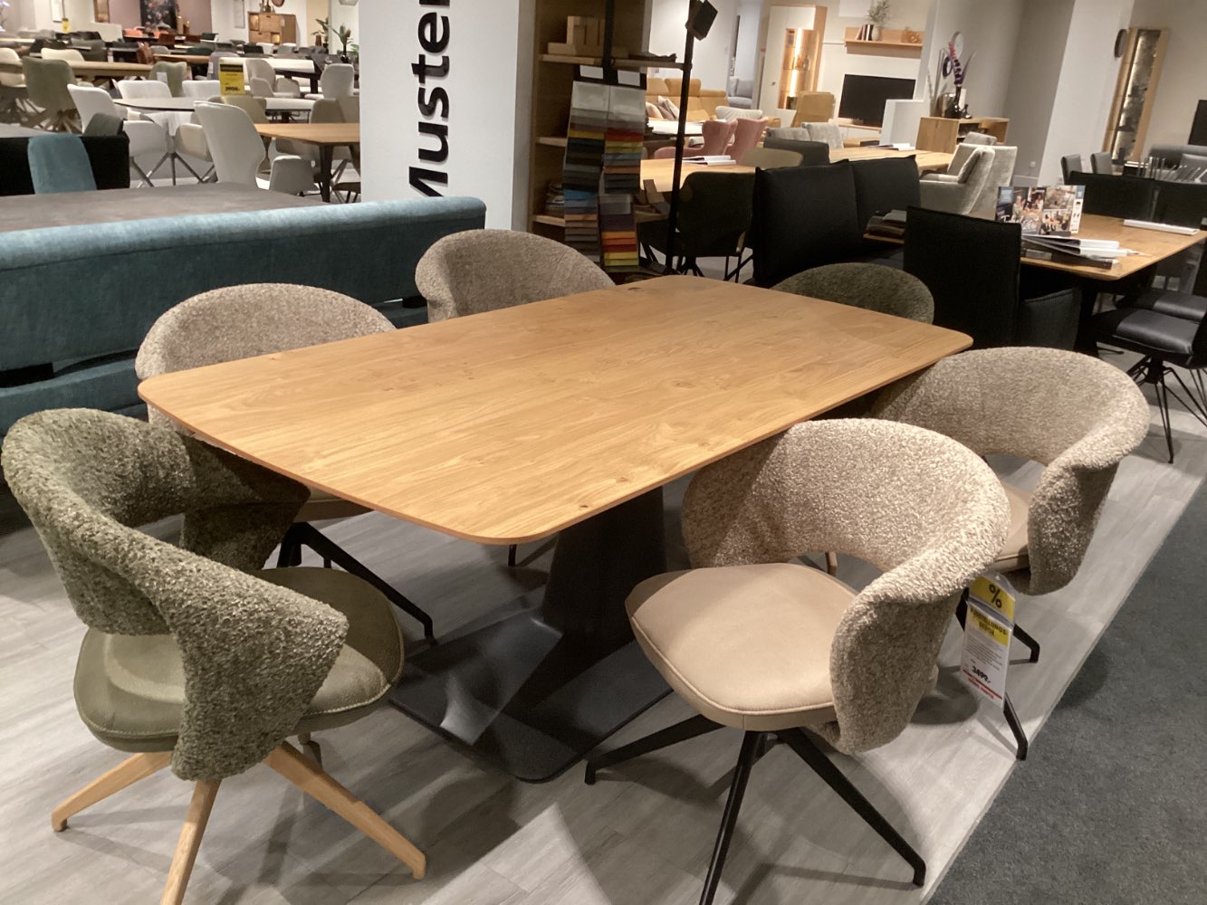 Essgruppe mit 6 Stühlen und Tisch