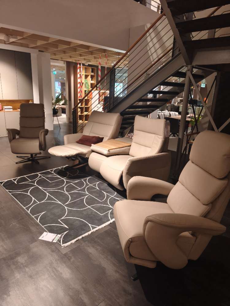 Trapezsofa mit Funktionen, 1 Sessel motorisch, 1 Sessel manuell