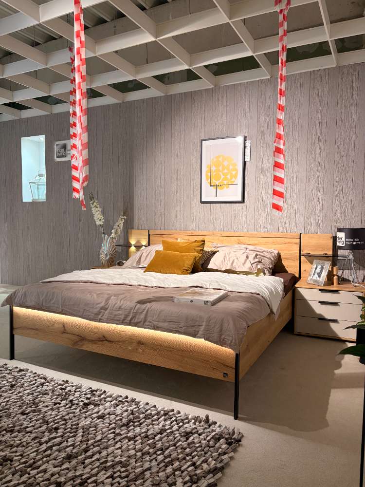 Modernes Schlafzimmer mit Beleuchtung