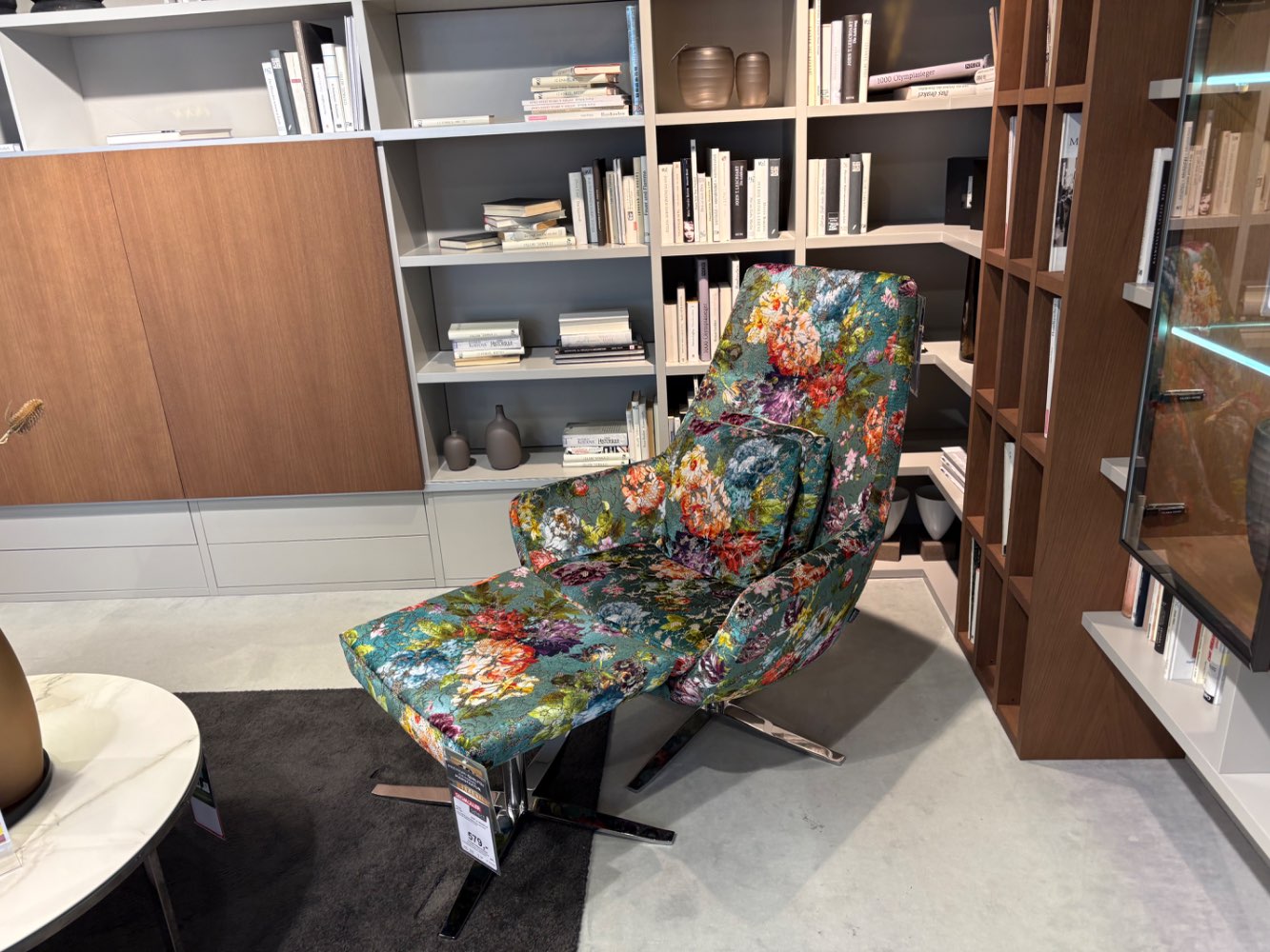 Sessel und Hocker in floralem Bezugsstoff