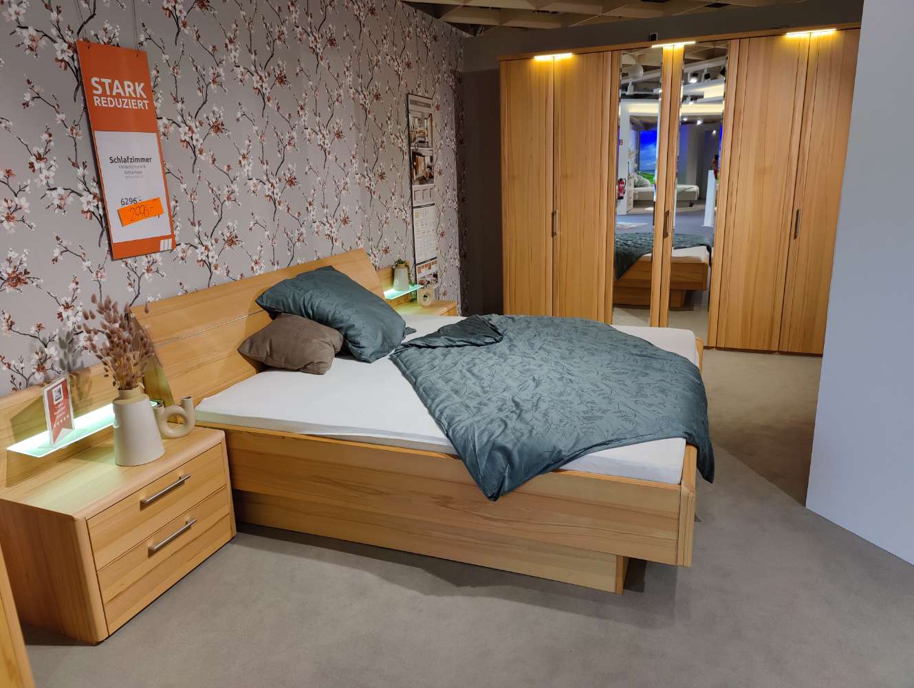 Schlafzimmer – Kleiderschrank B 269 cm – Bettanlage – Kernbuche