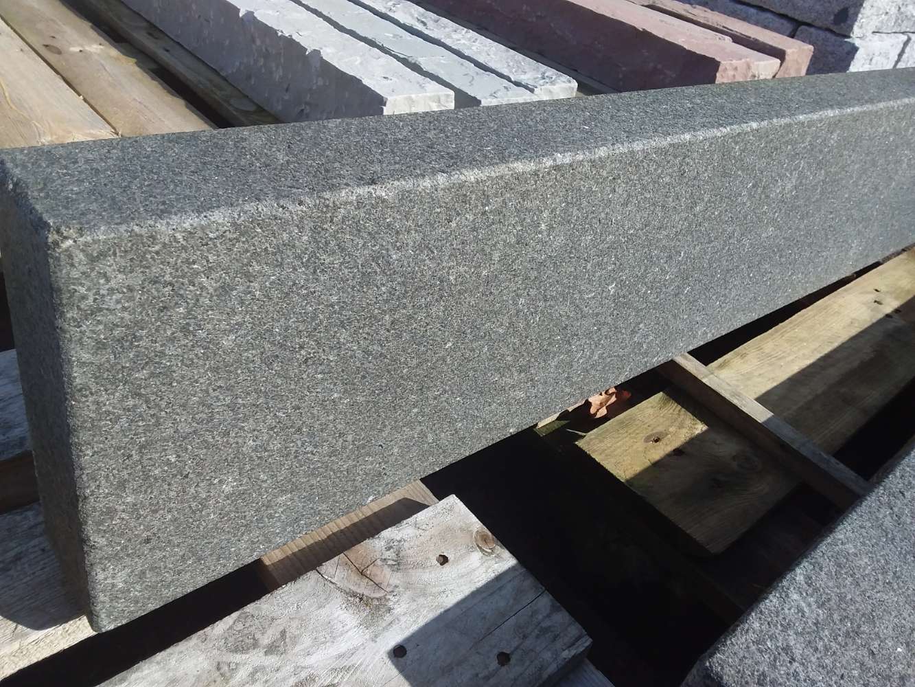 Palisaden 8x25x200 Naturstein dunkel Granit Gabbro Outlet
