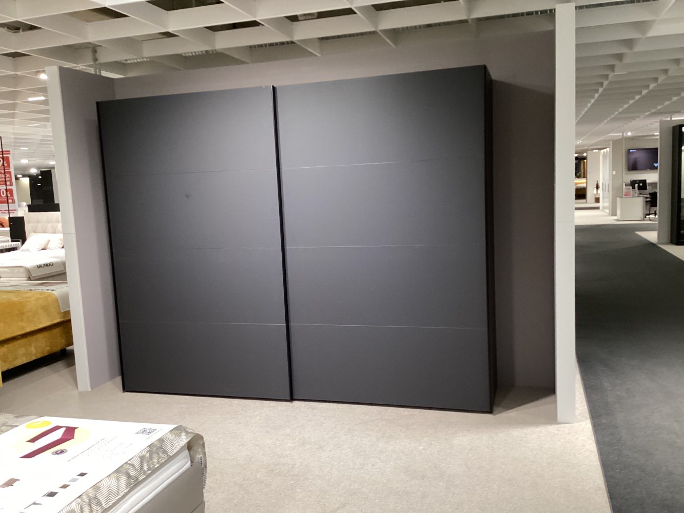 Schwebetürschrank