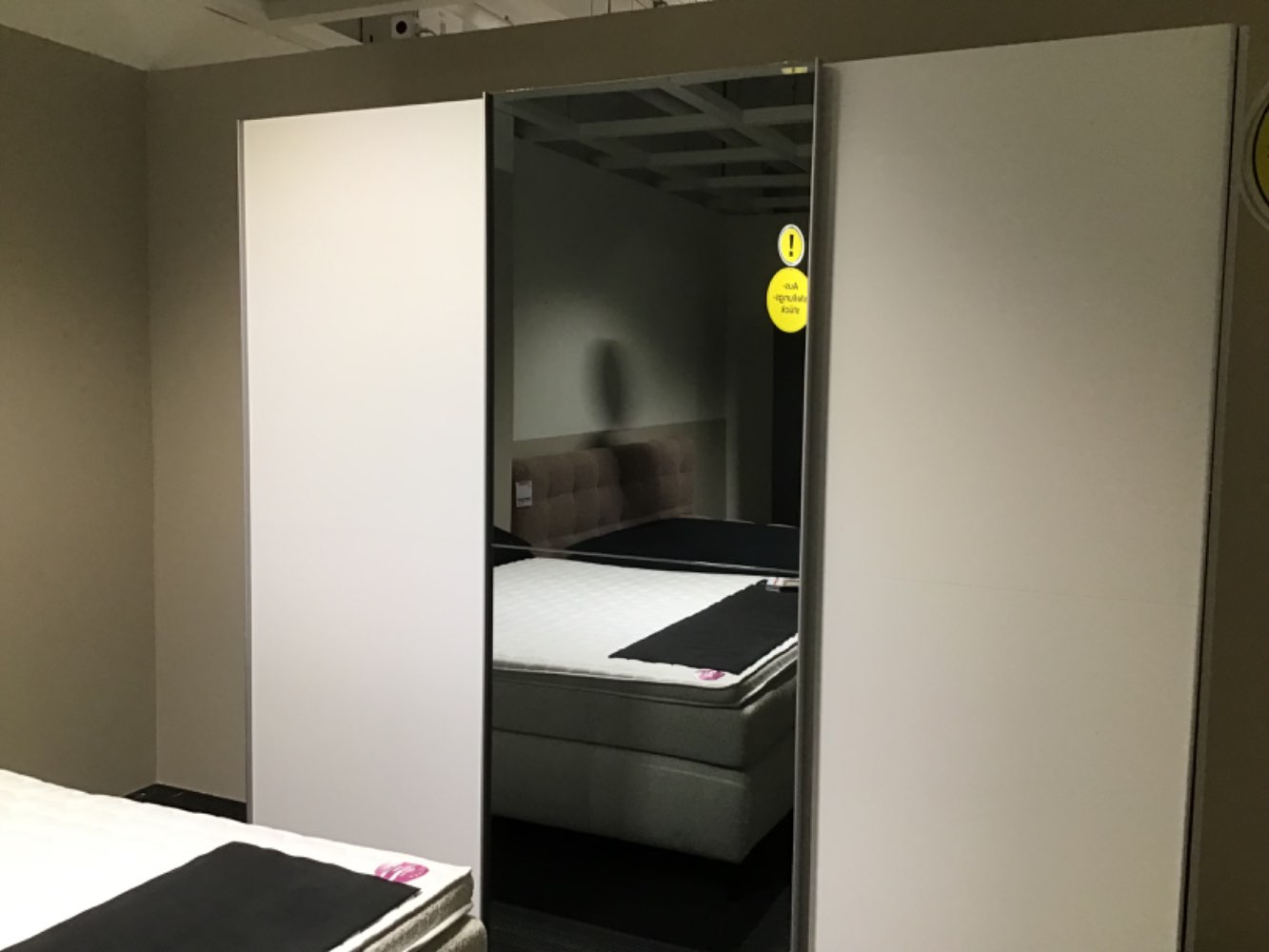 Schwebetürenschrank