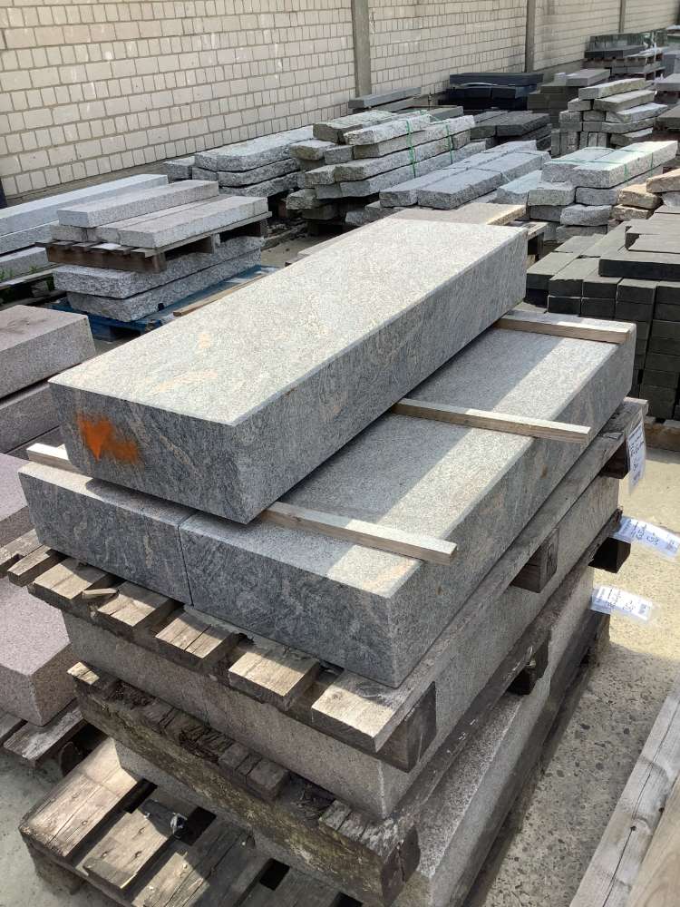 ⭐️ SONDERPOSTEN ⭐️ – Blockstufen, Gneis, rot-anthrazit gewolkt