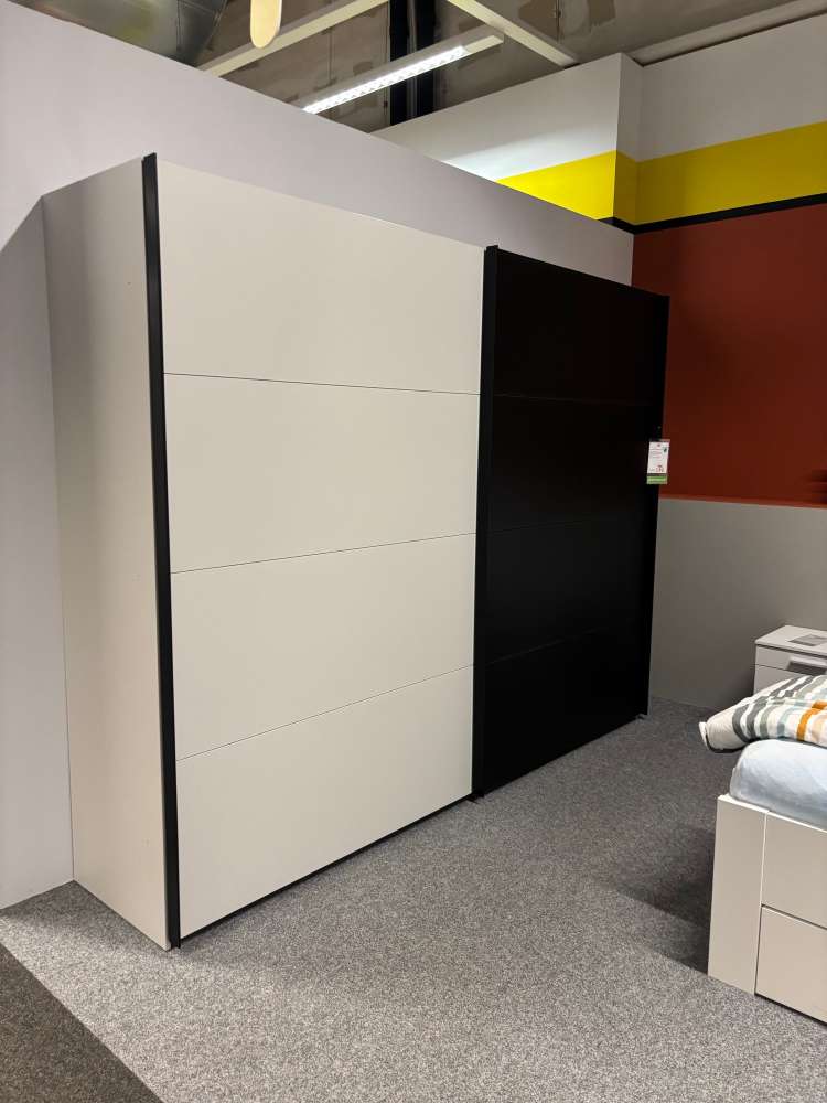 Schwebetürenschrank