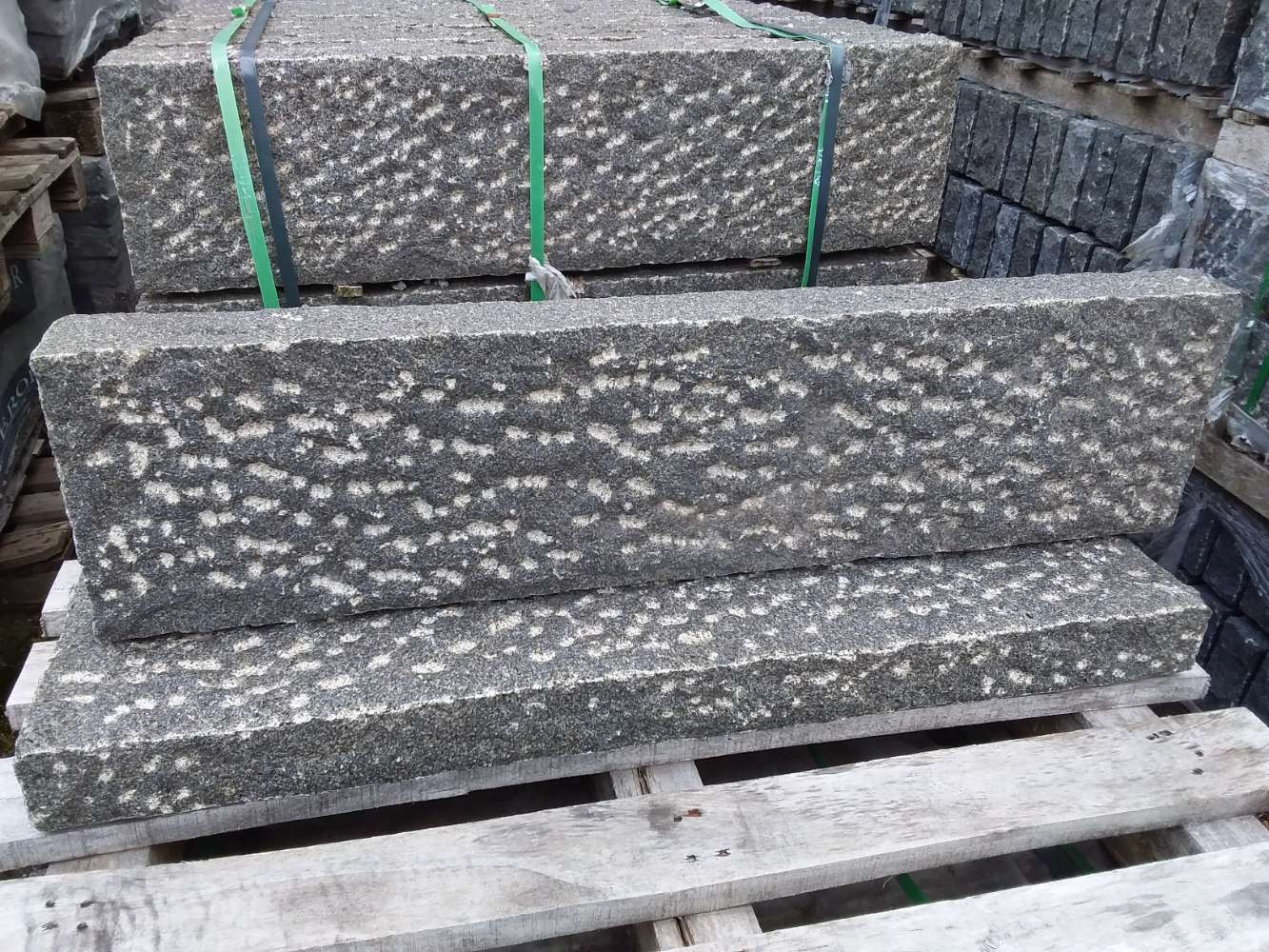 Granit Palisaden 10x25x100 anthrazit Stelen Naturstein