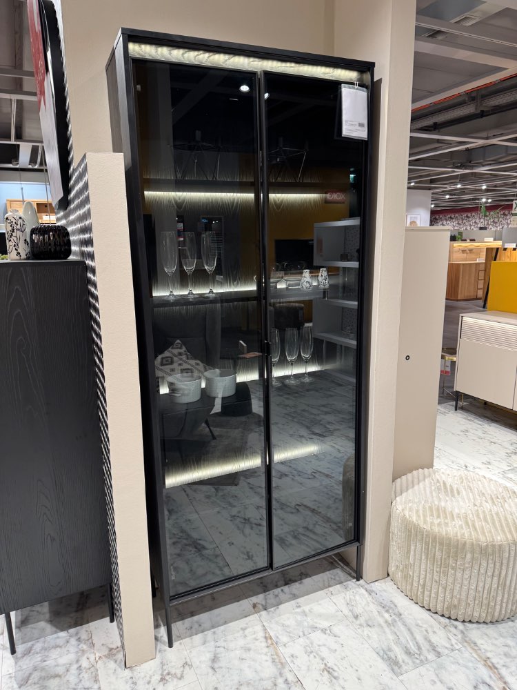 Vitrine schwarz Eiche beleuchtet XXXLutz Heilbronn