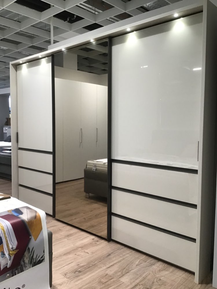 Schwebetürenschrank