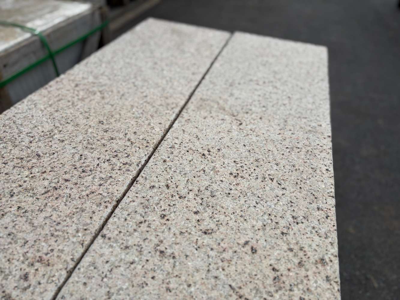 BLOCKSTUFEN GRANIT SOL+ (geflammt) 15x35x120cm -AUSLAUFARTIKEL-