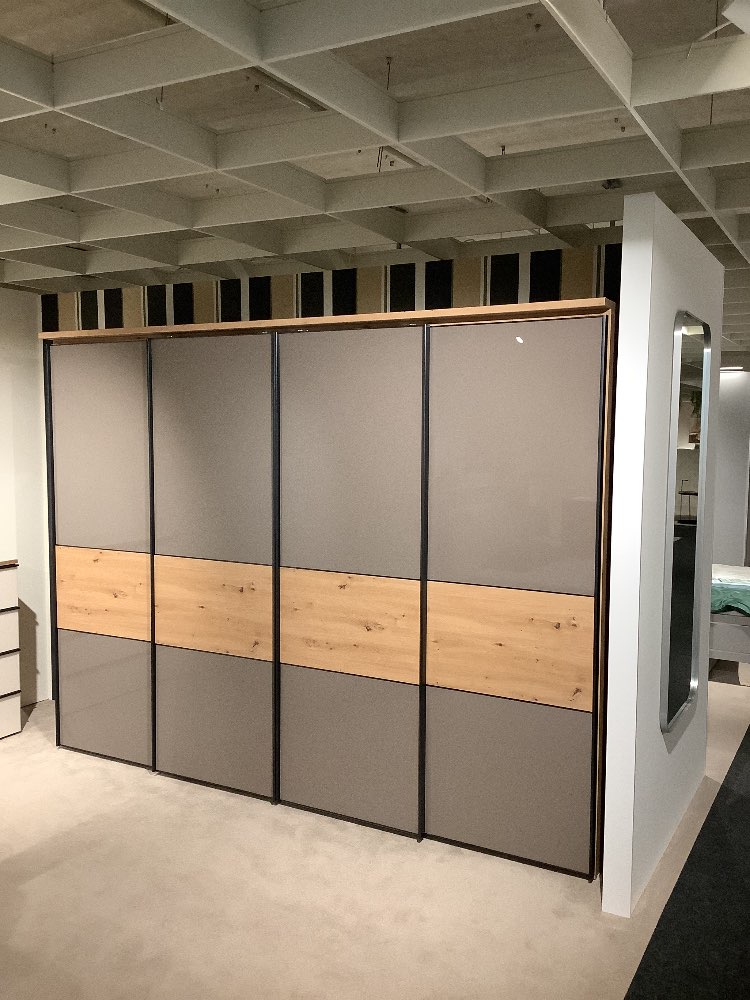 Schwebetürschrank