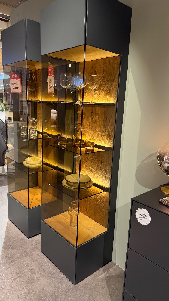 Vitrine links ca. 51 x 207 x 44 cm in Kernbuche Umato/Lack anthra