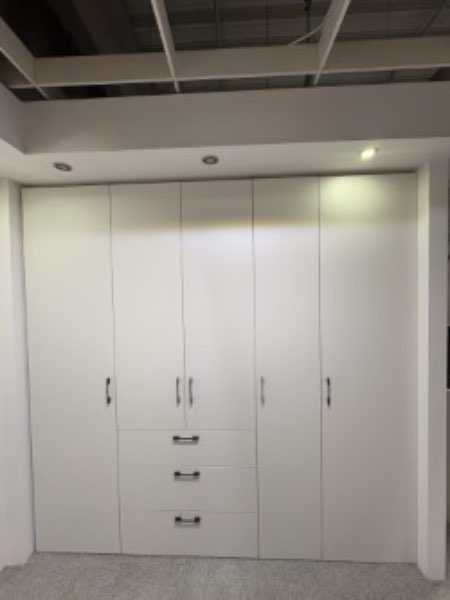 Drehtürenschrank