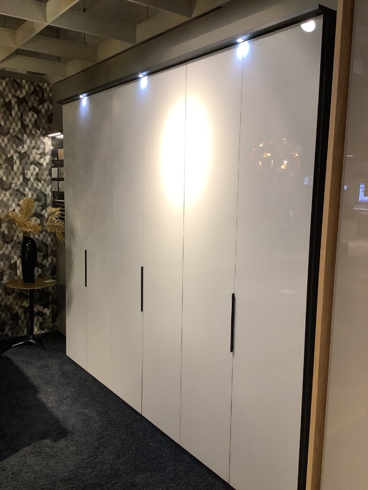 Kleiderschrank + Kommode