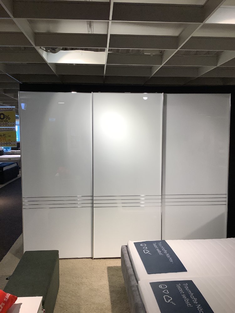 Schwebetürenschrank