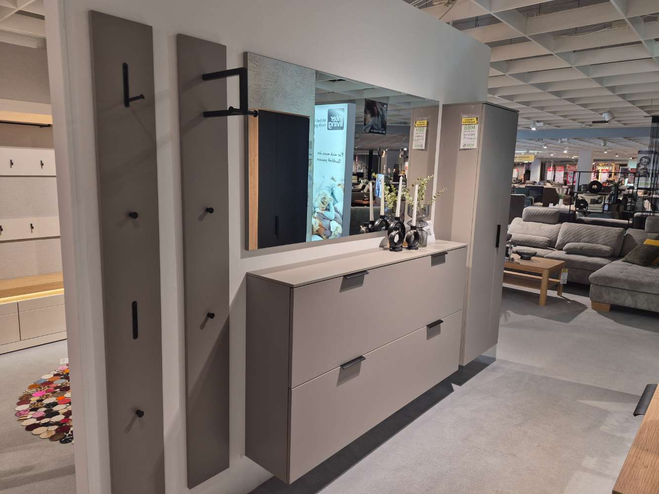Garderobe: 2x Paneel, Spiegel, Schuhschrank ,Kleiderschrank