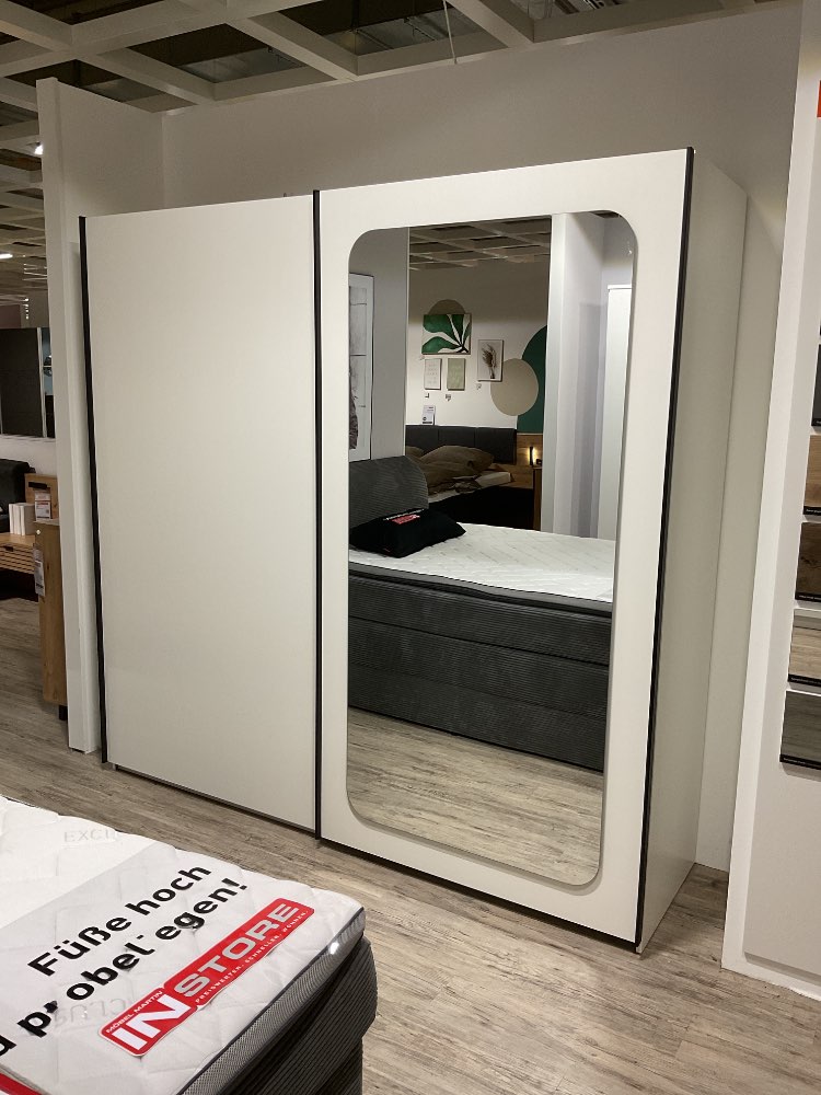 Schwebetürenschrank