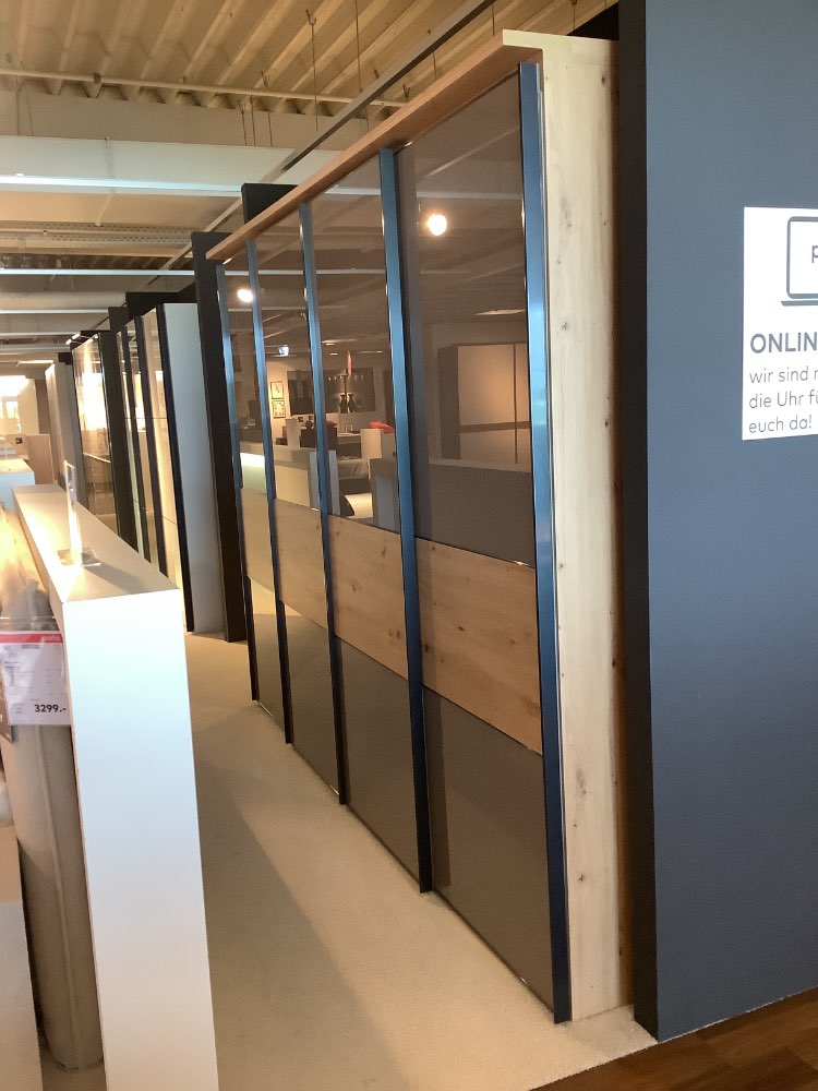 Schwebetürenschrank