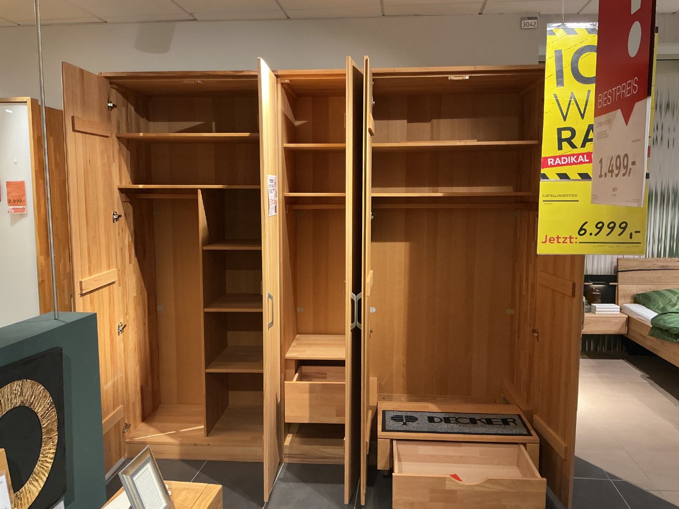 Drehtürenschrank DECKER Kastanienholz massiv – XXXLutz Fellbach