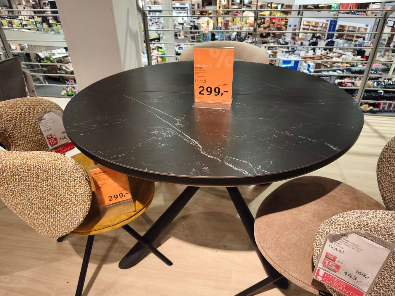 XXXLutz, Möbel, Esstische