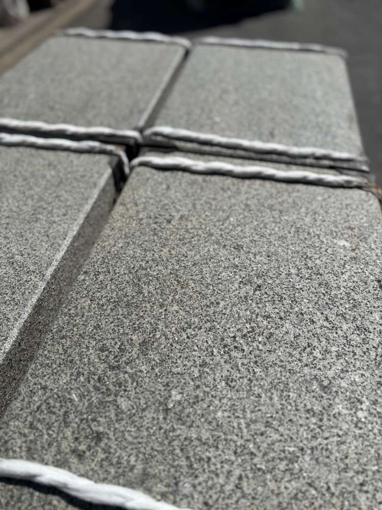 BLOCKSTUFEN GRANIT GALA PRO(geflammt) 15x35x50cm -AUSLAUFARTIKEL-