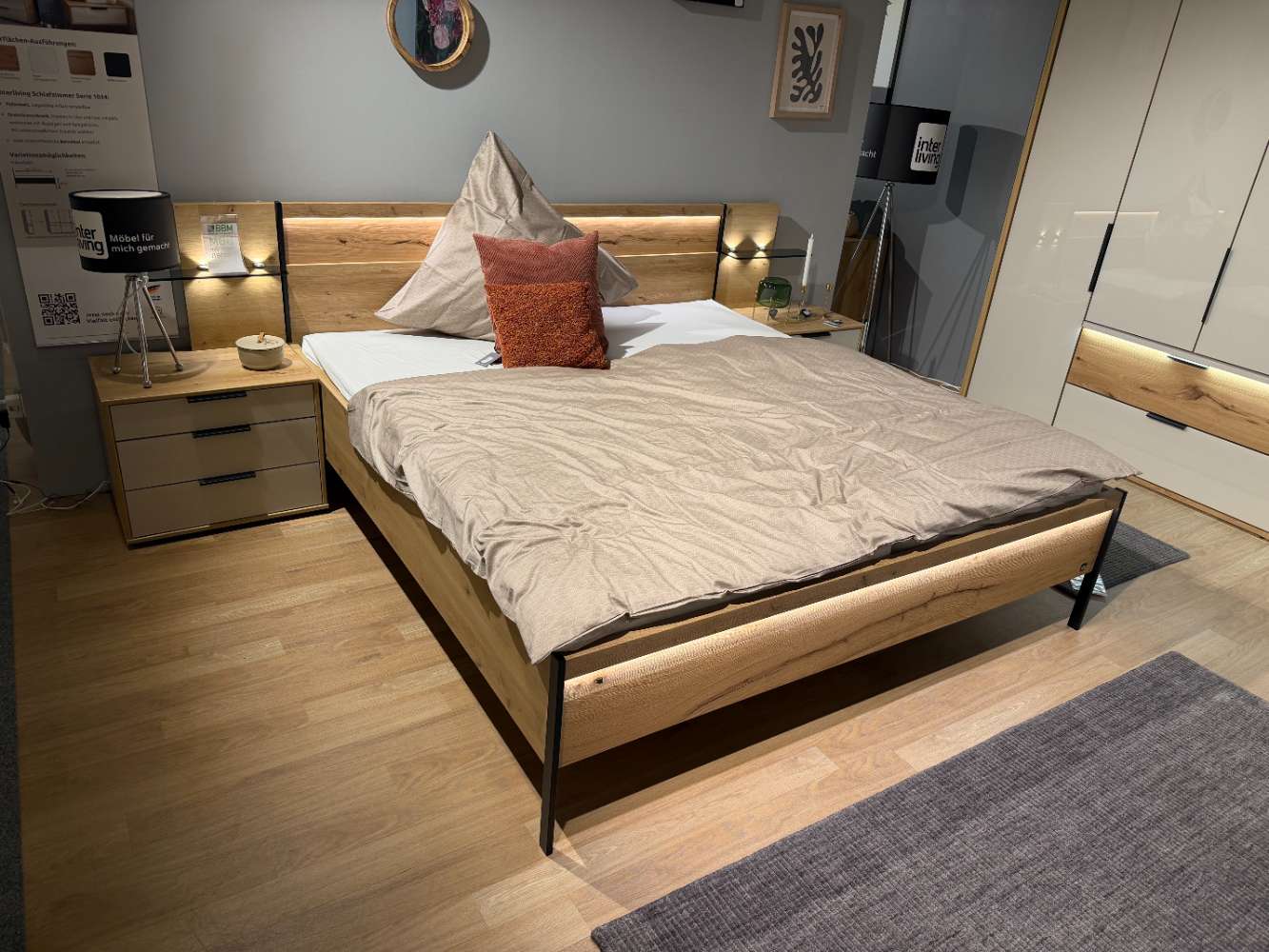 Schlafzimmer / Bett / Nachtschrank / Kleiderschrank / LED