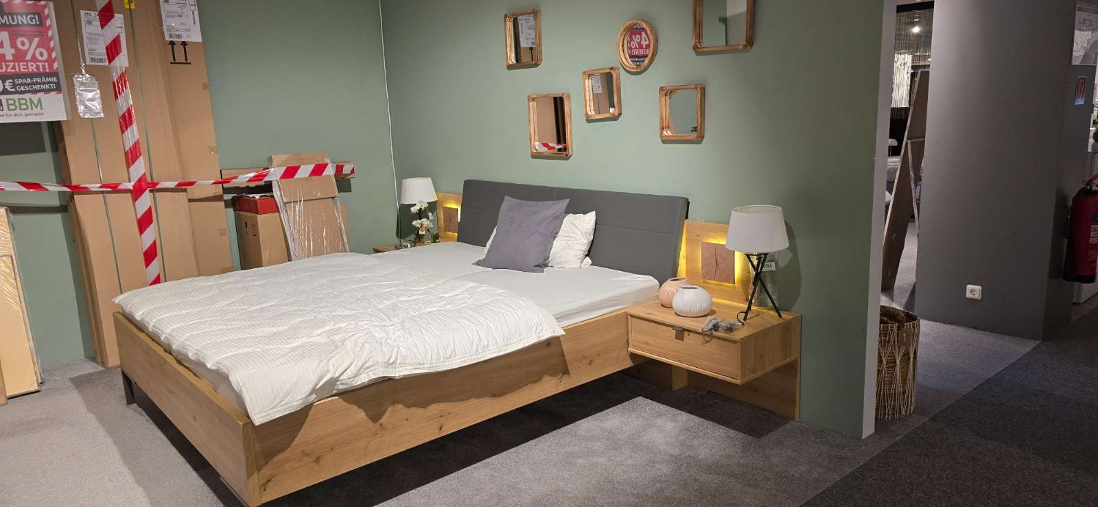 Modernes Schlafzimmer / Bett / Konsolen / Kleiderschrank