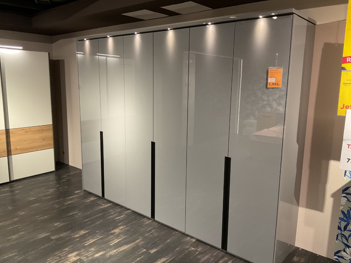 Drehtürenschrank