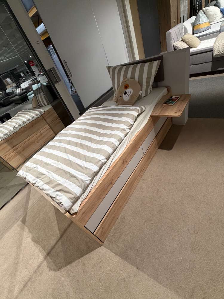 Jugendzimmer / Bett / Regale / Kommode / Kleiderschrank / LED