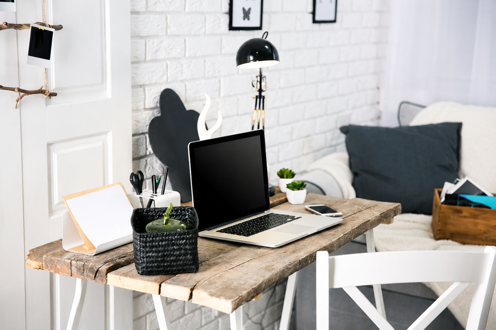 Homeoffice-Bereich, hell eingerichtet