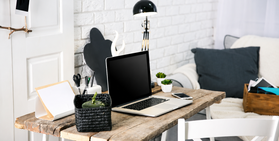 Homeoffice-Bereich, hell eingerichtet