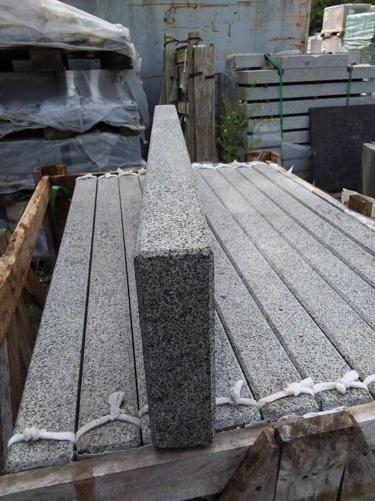 Granit Rasenkanten dunkelgrau 6x20x100 Naturstein Randstein
