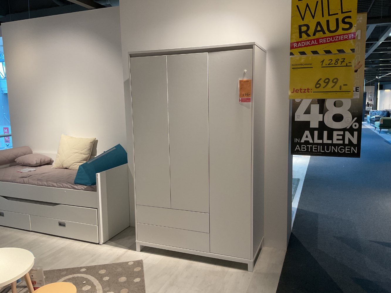 XXXLutz Ausstellungsstück Möbel Kleiderschrank Olli weiß grau