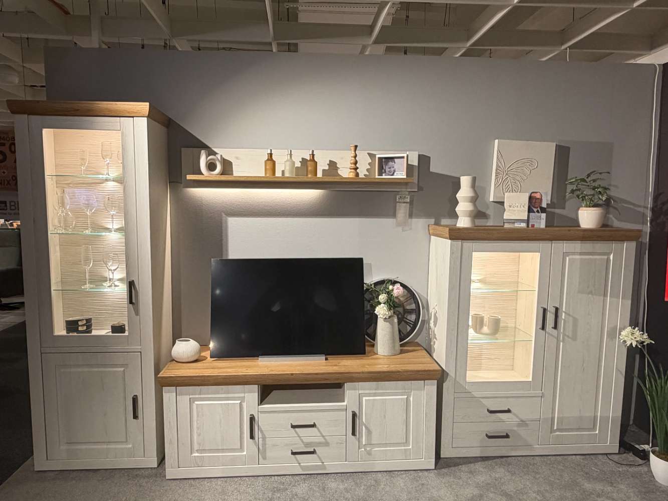 Wohnwand / Landhausstil / Weiß / LED