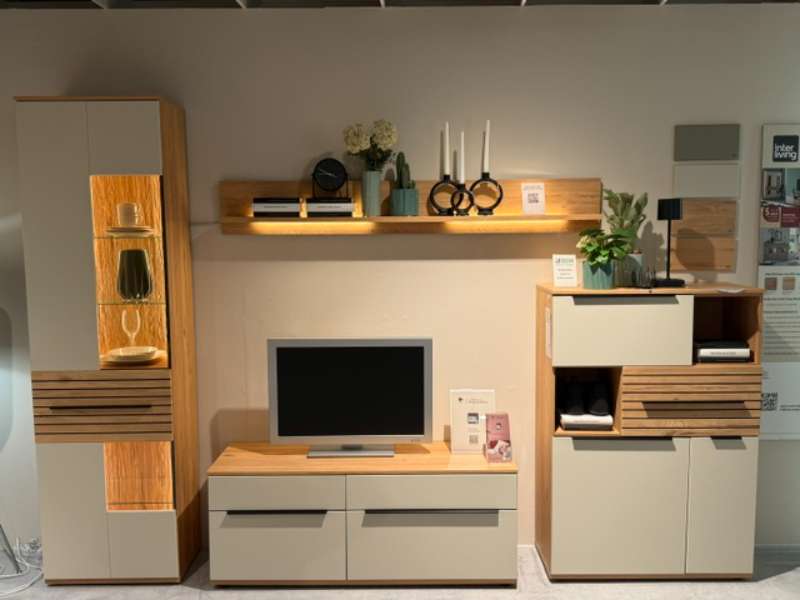 Wohnwand in Risseiche Dekor, Sandbeige Lack mit LED-Beleuchtung