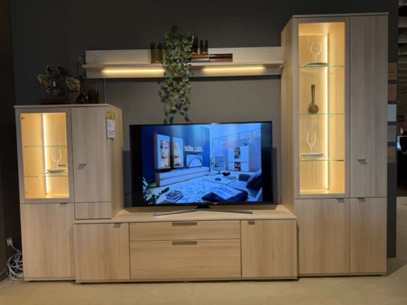Wohnwand in Akazie Dekor mit LED-Beleuchtung mit Trafo