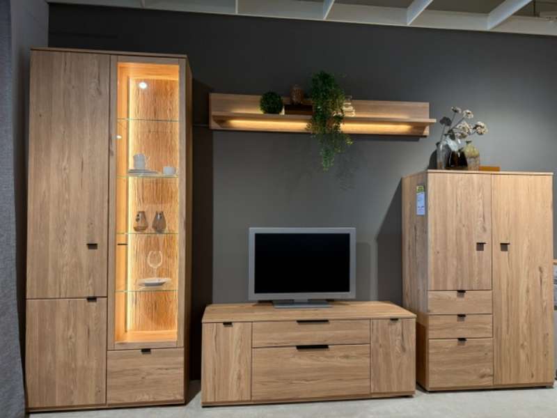 Wohnwand in Risseiche Dekor mit LED-Beleuchtung mit Trafo