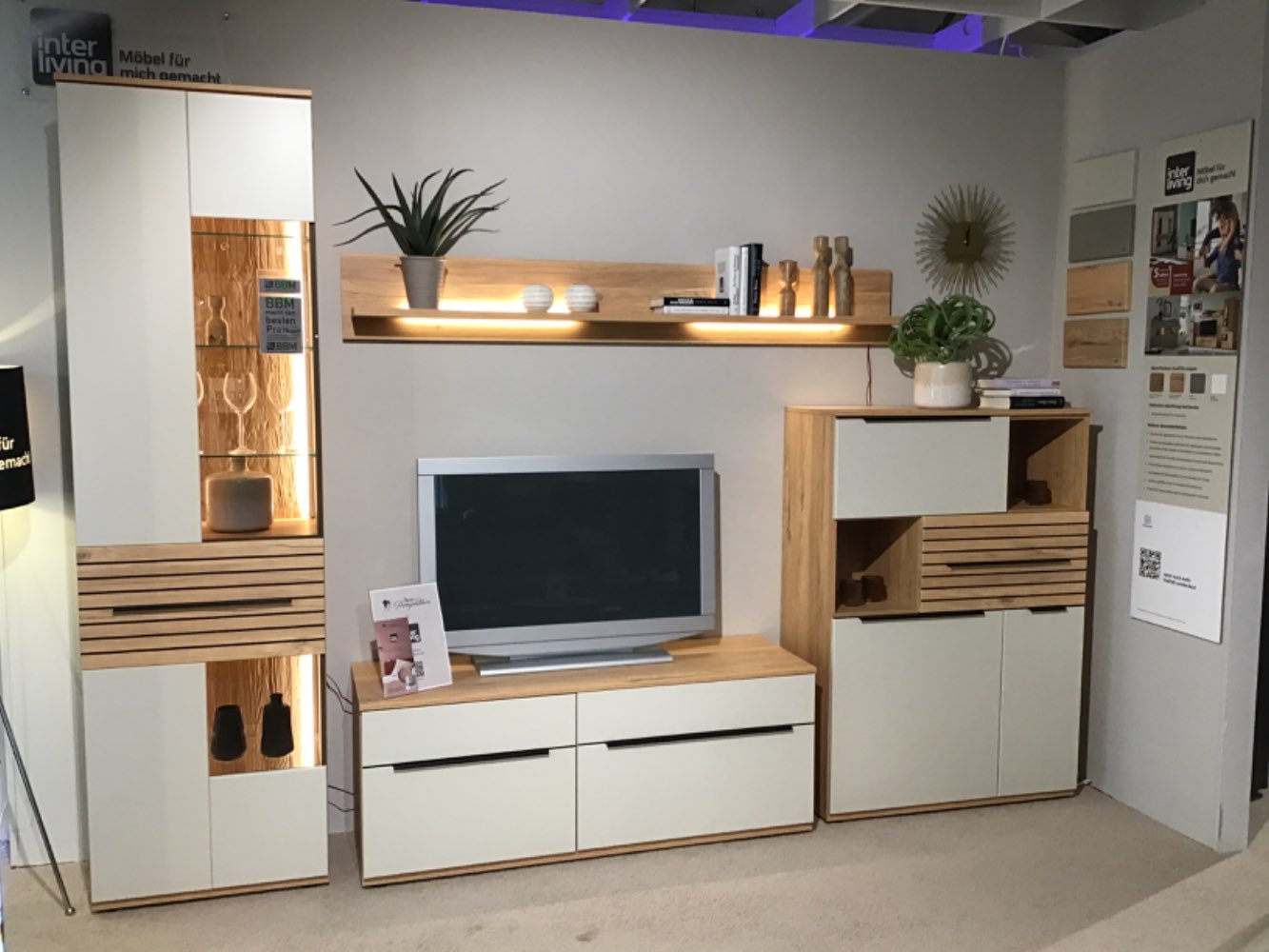 Interliving 2032 Wohnwand Farbe Risseiche Dekor/Sandbeige matt