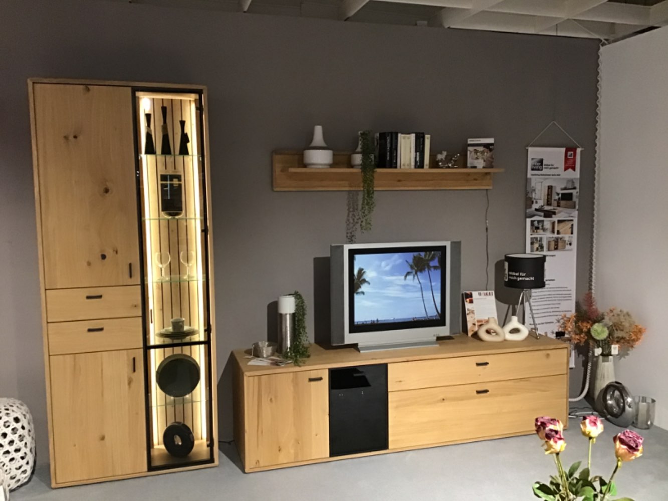 Interliving 2024 Wohnwand mit Vitrinenbeleuchtung Breite 299 cm