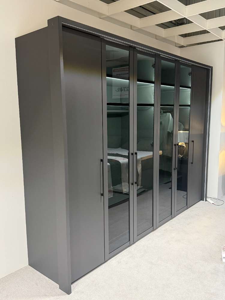 Drehtürenschrank