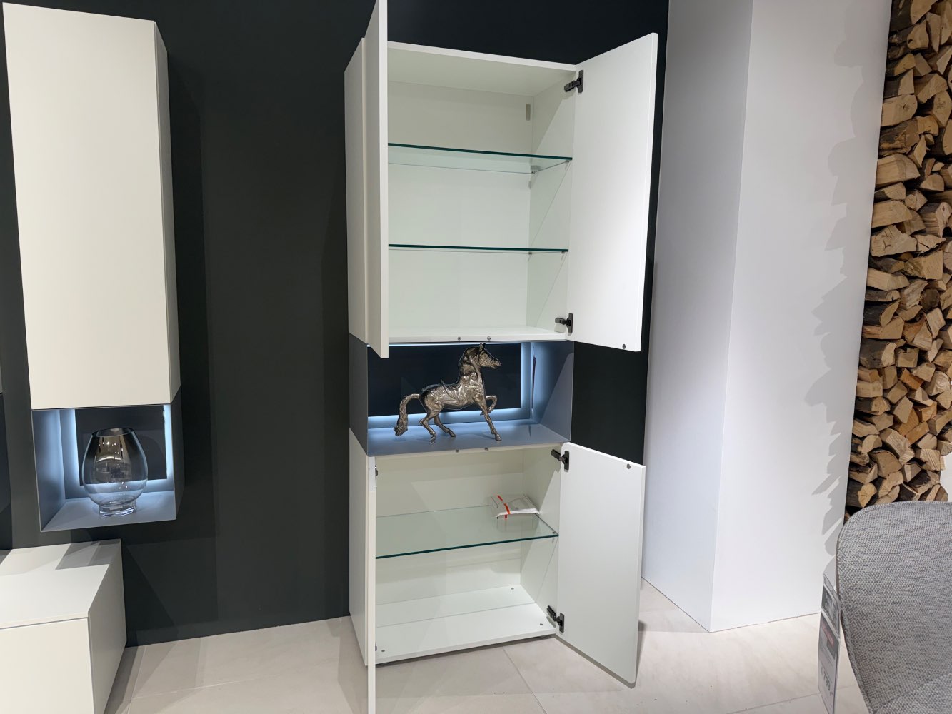 Vitrine ca. 72 x 200 x 40 cm
