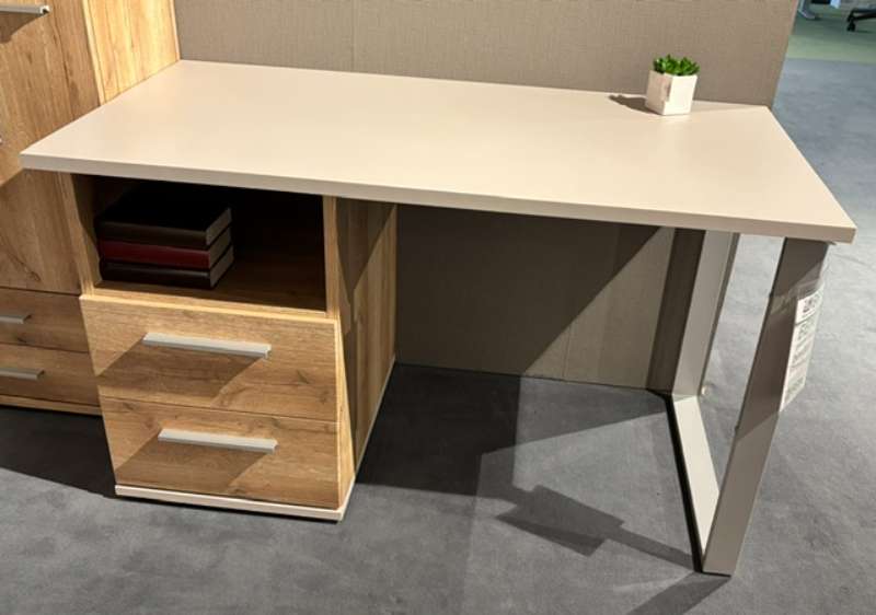 Schreibtisch mit Schubladen in Eiche