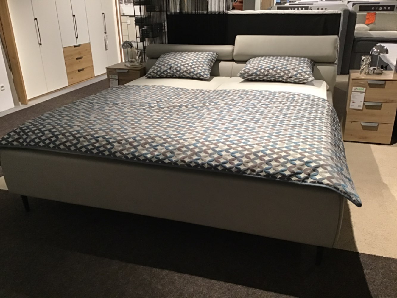 Interliving 1422 Polsterbettgestell Farbe grau LF 180×200