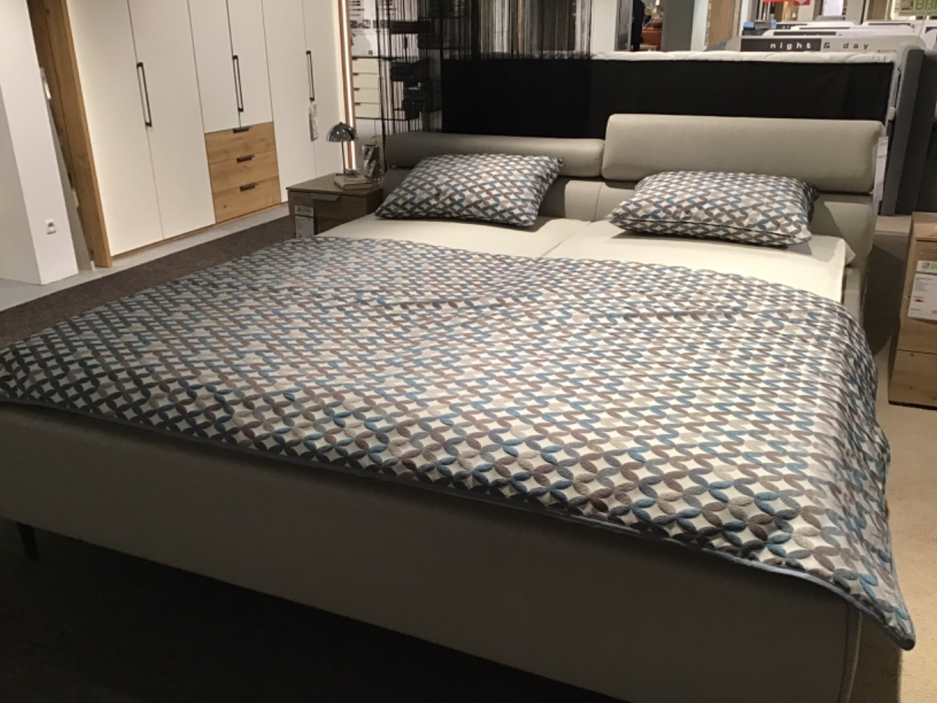 Plaid mit passenden Kissen Farbemix grau,blau beige.